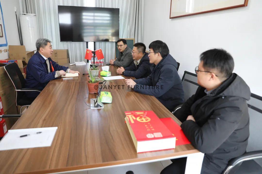 Liu Xingwen, member of the Standing Committee of the District Committee and Director of the Office, visited the company